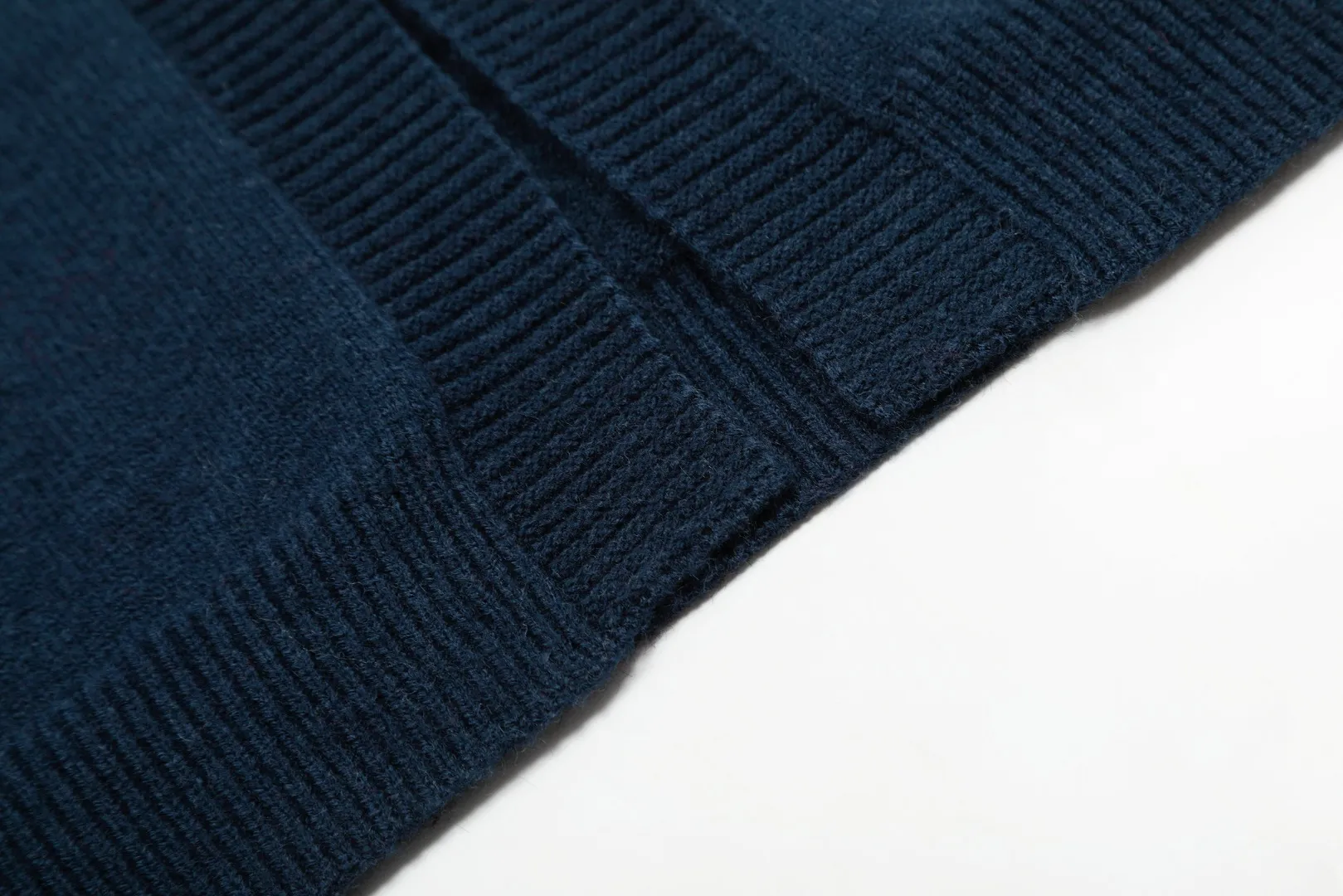 P220 Top quality" Style number: DS016# [Ralph Lauren V-neck solid color pony embroidered logo wool velvet knitted shawl cardigan] ✅Ralph Lauren Lazy‌oversize style basic classic versatile ten-color shawl cardigan ✅Main supplier platform live broadcast Wholesale entities Out of stock will be replenished Not off the shelf ✅ZP quality 1:1 version Can scan the code to enter the GF website Counter quality ✅Details and quality are the only one in Guangzhou. Light luxury wool. Focus on high-end. Cost-effective. Needless to say good quality. ✅Restore the original version. Can wear 190 pounds. Loose, comfortable and stress-free. ✅Loose upper body, oversize and lazy style. Must-have style for goddess ootd. ✅Good-looking clothes are never picky. Recommended for goddess wardrobe. Taro Purple, Light Khaki, Chinese Red, Anchor Red